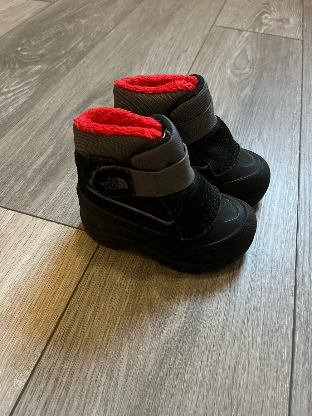 The North Face Toddler Size 7 Alpenglow II Snow Winter Boots in Black and Red